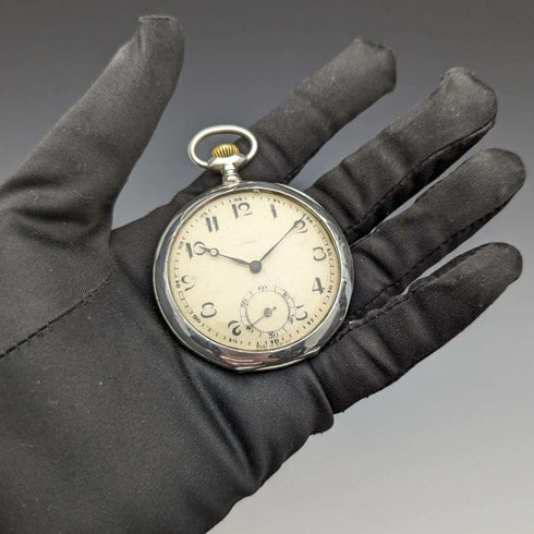 Reloj de bolsillo suizo antiguo, caja de plata grabada, esfera abierta, esfera de papel, en funcionamiento.