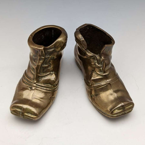 Lote de objetos vintage británicos: 3 piezas de latón (cañón y zapatos), 2 calzadores.
