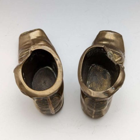 Lote de objetos vintage británicos: 3 piezas de latón (cañón y zapatos), 2 calzadores.