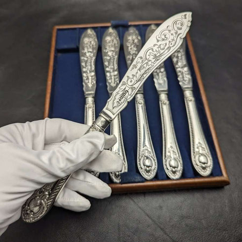 Juego de 6 cuchillos para pescado de plata chapada, antigüedades británicas de 1860, con bandeja.