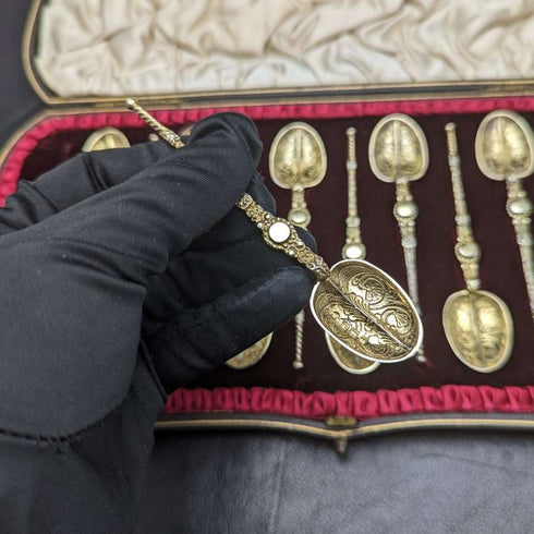 1901 年英國古董純銀鍍金膏勺 12 件套在一個盒子裡