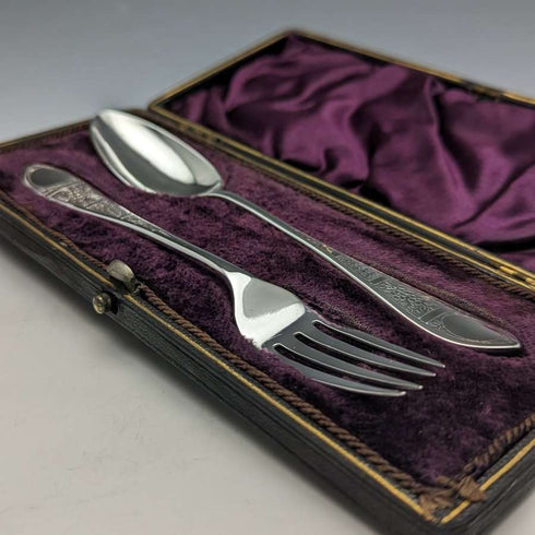 Juego de cubiertos de bautizo de plata chapada, antigüedad inglesa de 1899, en su estuche