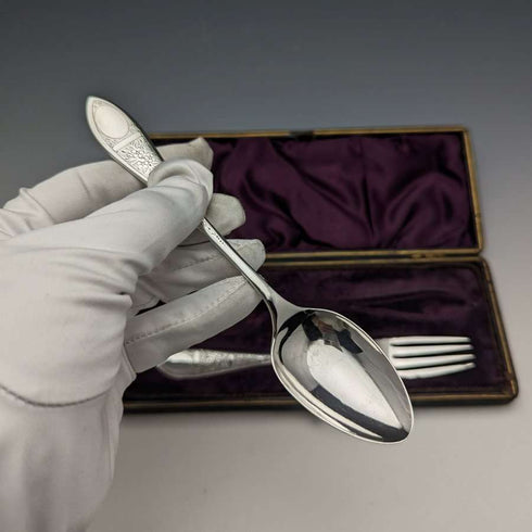 Juego de cubiertos de bautizo de plata chapada, antigüedad inglesa de 1899, en su estuche