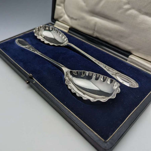 Par de cucharas de servir de plata chapada, antigüedades británicas, en estuche
