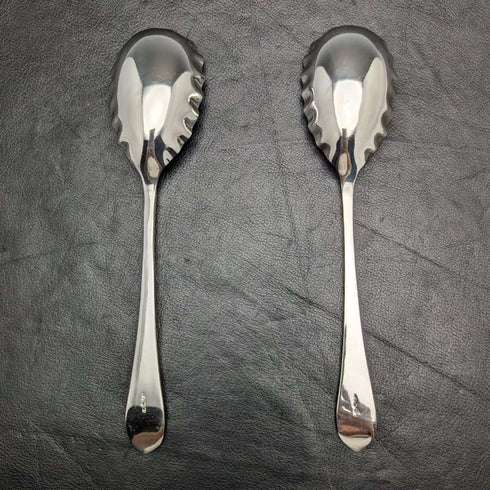 Par de cucharas de servir de plata chapada, antigüedades británicas, en estuche