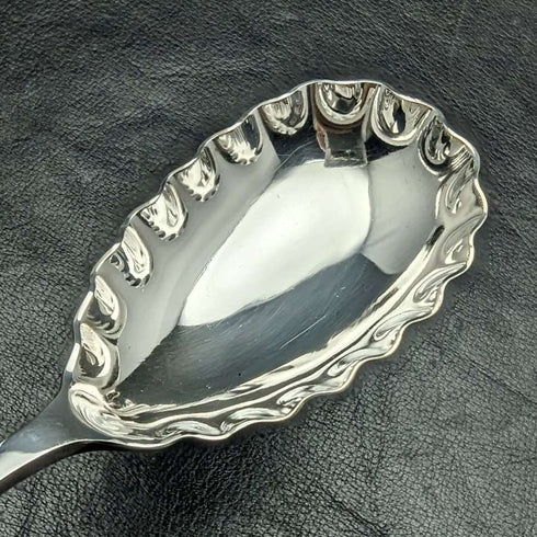 Par de cucharas de servir de plata chapada, antigüedades británicas, en estuche