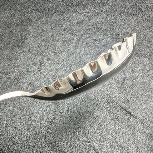Par de cucharas de servir de plata chapada, antigüedades británicas, en estuche
