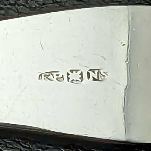 Par de cucharas de servir de plata chapada, antigüedades británicas, en estuche