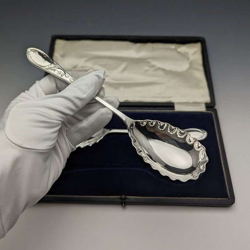 Par de cucharas de servir de plata chapada, antigüedades británicas, en estuche