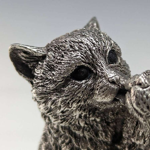 Figura decorativa de dos gatitos de William Comyns, Reino Unido, bañada en plata de ley, 178 g