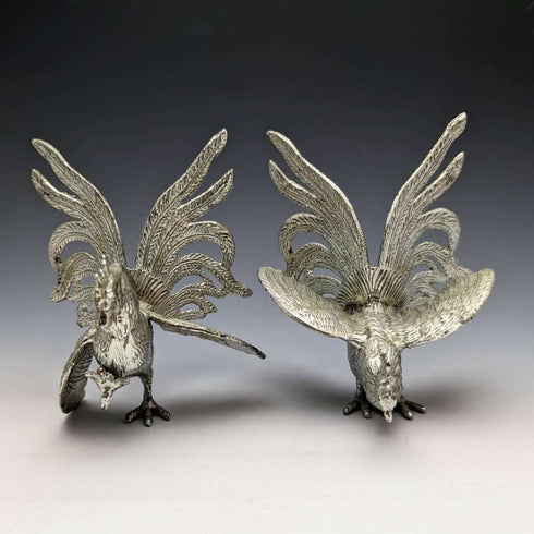 Pareja de figuras de gallo de peltre vintage británico