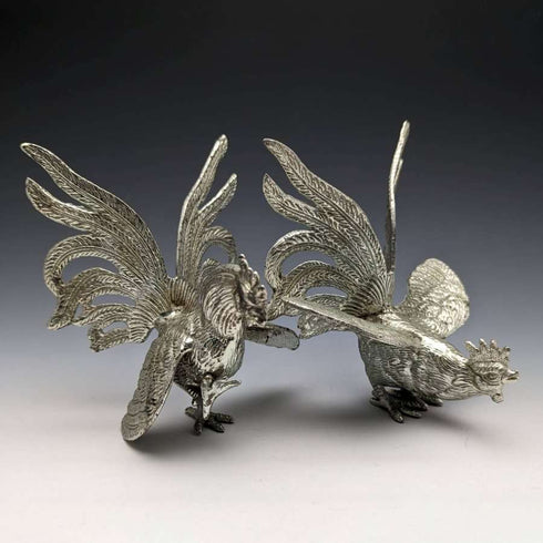 Pareja de figuras de gallo de peltre vintage británico