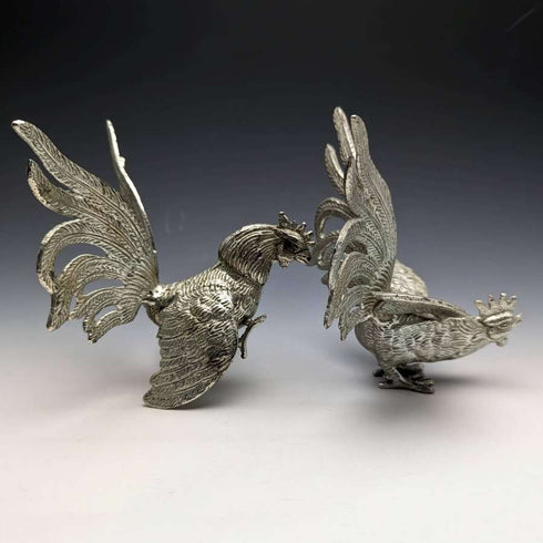 Pareja de figuras de gallo de peltre vintage británico