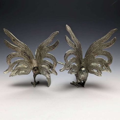 Pareja de figuras de gallo de peltre vintage británico