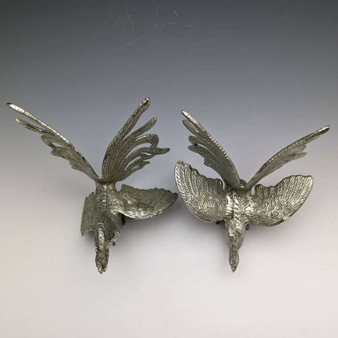 Pareja de figuras de gallo de peltre vintage británico