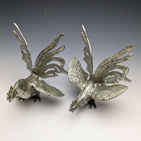 Pareja de figuras de gallo de peltre vintage británico