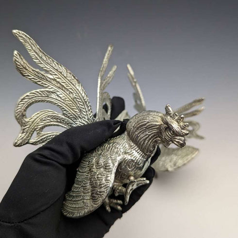 Pareja de figuras de gallo de peltre vintage británico