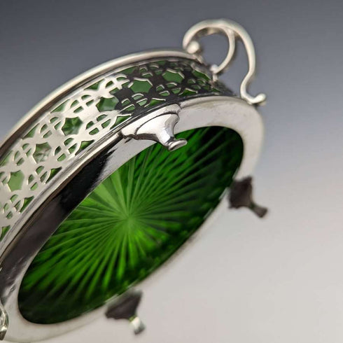 Mantequillera antigua inglesa, baño de plata con cuenco interior de cristal verde
