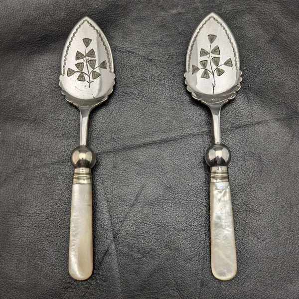 Par de cucharas para mermelada de plata chapada con mango de nácar, antigüedades británicas