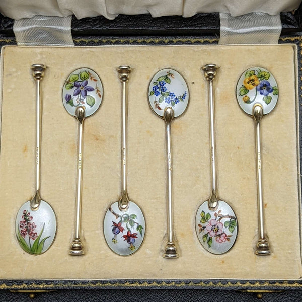 Juego de 6 cucharillas de té de plata de ley vintage británicas de 1963, con decoración de esmalte y baño de oro, en estuche.