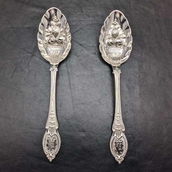 Par de cucharas para servir bayas de plata chapada, antigüedades británicas