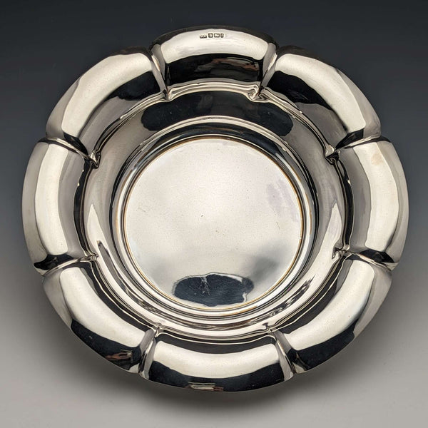 Bol de plata de ley con forma de flor, Reino Unido, 1901, 319 g, diámetro 23 cm, Henry Atkins