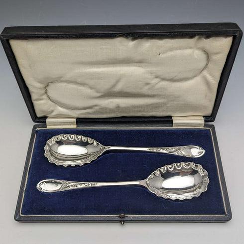 Par de cucharas de servir de plata chapada, antigüedades británicas, en estuche