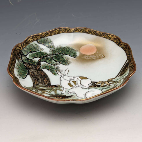 Antigüedad japonesa, periodo Meiji, plato pequeño de porcelana Kutani con diseño de conejo