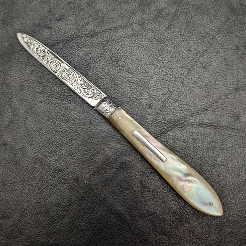 Navaja plegable de plata de ley con mango de nácar, grabada, Reino Unido, 1902.