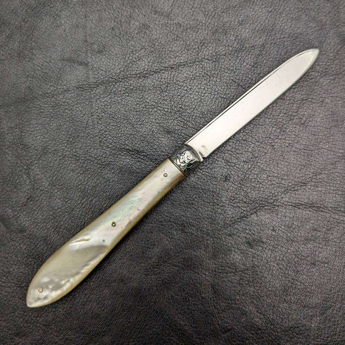 Navaja plegable de plata de ley con mango de nácar, grabada, Reino Unido, 1902.