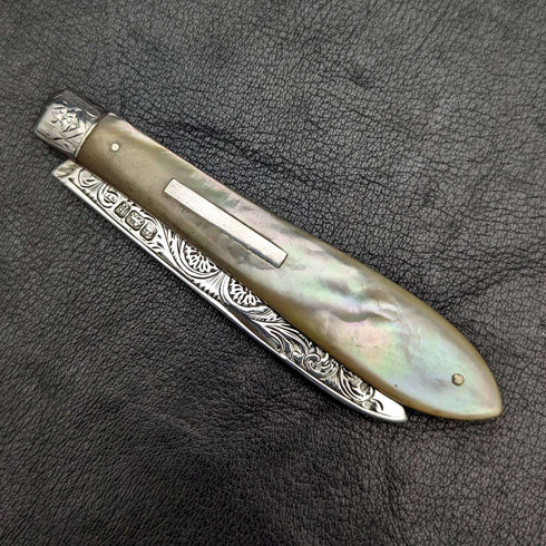 Navaja plegable de plata de ley con mango de nácar, grabada, Reino Unido, 1902.