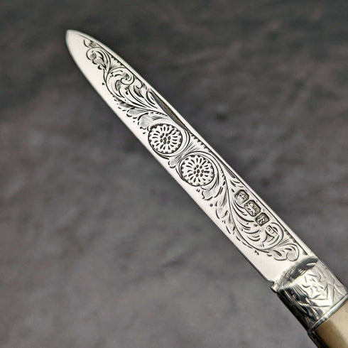 Navaja plegable de plata de ley con mango de nácar, grabada, Reino Unido, 1902.