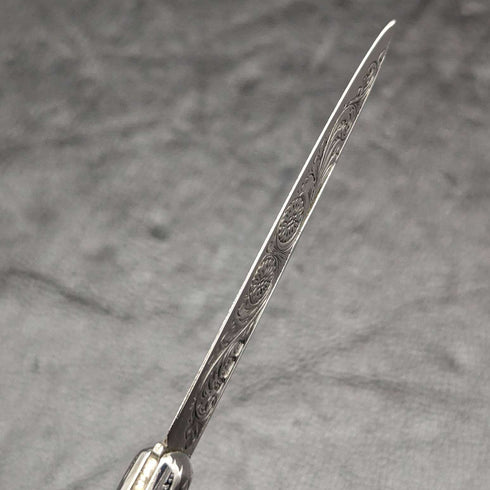 Navaja plegable de plata de ley con mango de nácar, grabada, Reino Unido, 1902.