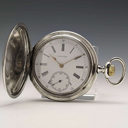 Reloj de bolsillo Longines antiguo, circa 1907, caja de plata tipo saboneta con grabados florales, en buen estado de funcionamiento.
