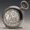 Reloj de bolsillo Longines antiguo, circa 1907, caja de plata tipo saboneta con grabados florales, en buen estado de funcionamiento.