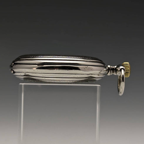 Reloj de bolsillo Longines antiguo, circa 1907, caja de plata tipo saboneta con grabados florales, en buen estado de funcionamiento.