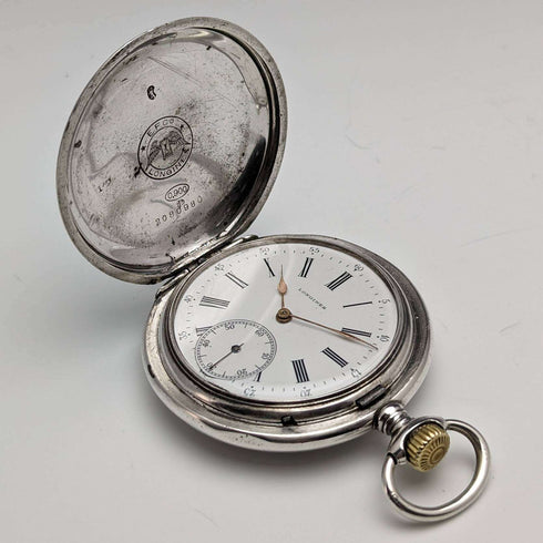 Reloj de bolsillo Longines antiguo, circa 1907, caja de plata tipo saboneta con grabados florales, en buen estado de funcionamiento.