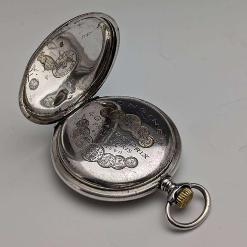 Reloj de bolsillo Longines antiguo, circa 1907, caja de plata tipo saboneta con grabados florales, en buen estado de funcionamiento.