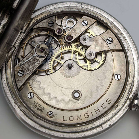 Reloj de bolsillo Longines antiguo, circa 1907, caja de plata tipo saboneta con grabados florales, en buen estado de funcionamiento.