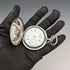 Reloj de bolsillo Longines antiguo, circa 1907, caja de plata tipo saboneta con grabados florales, en buen estado de funcionamiento.