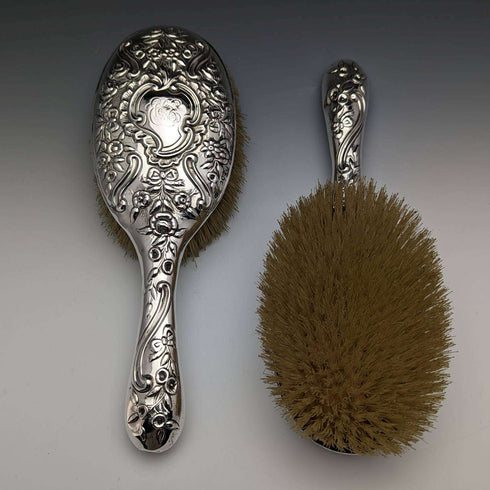 【Reservado】Cepillos grandes antiguos de plata esterlina con mangos grabados en relieve, Reino Unido, c. 1890, Comyns
