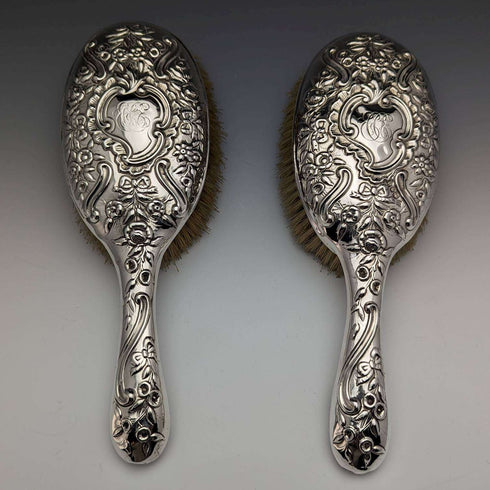 【Reservado】Cepillos grandes antiguos de plata esterlina con mangos grabados en relieve, Reino Unido, c. 1890, Comyns