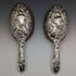 【Reservado】Cepillos grandes antiguos de plata esterlina con mangos grabados en relieve, Reino Unido, c. 1890, Comyns