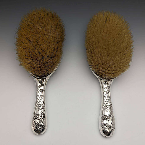 【Reservado】Cepillos grandes antiguos de plata esterlina con mangos grabados en relieve, Reino Unido, c. 1890, Comyns