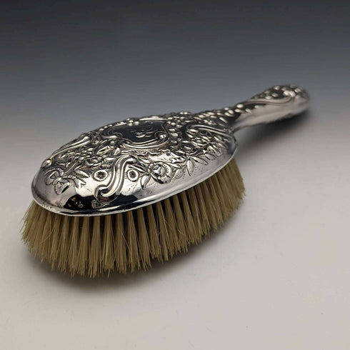 【Reservado】Cepillos grandes antiguos de plata esterlina con mangos grabados en relieve, Reino Unido, c. 1890, Comyns