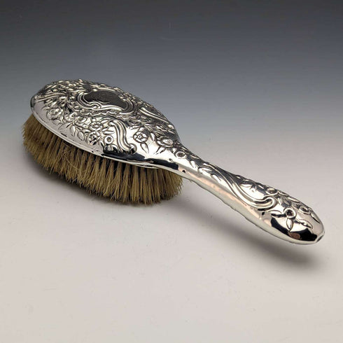 【Reservado】Cepillos grandes antiguos de plata esterlina con mangos grabados en relieve, Reino Unido, c. 1890, Comyns