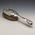 【Reservado】Cepillos grandes antiguos de plata esterlina con mangos grabados en relieve, Reino Unido, c. 1890, Comyns
