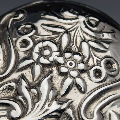 【Reservado】Cepillos grandes antiguos de plata esterlina con mangos grabados en relieve, Reino Unido, c. 1890, Comyns