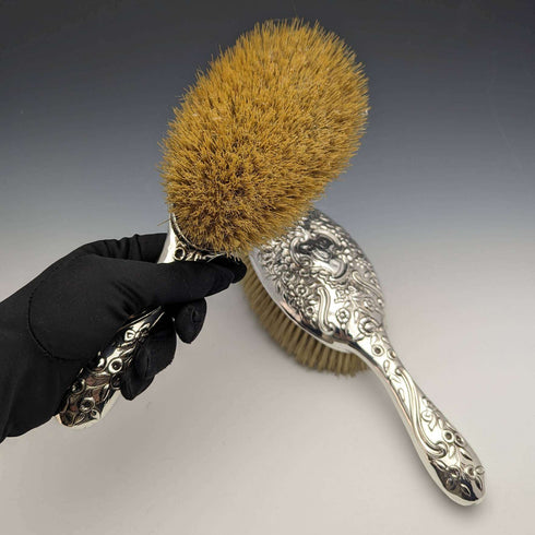 【Reservado】Cepillos grandes antiguos de plata esterlina con mangos grabados en relieve, Reino Unido, c. 1890, Comyns