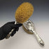 【Reservado】Cepillos grandes antiguos de plata esterlina con mangos grabados en relieve, Reino Unido, c. 1890, Comyns